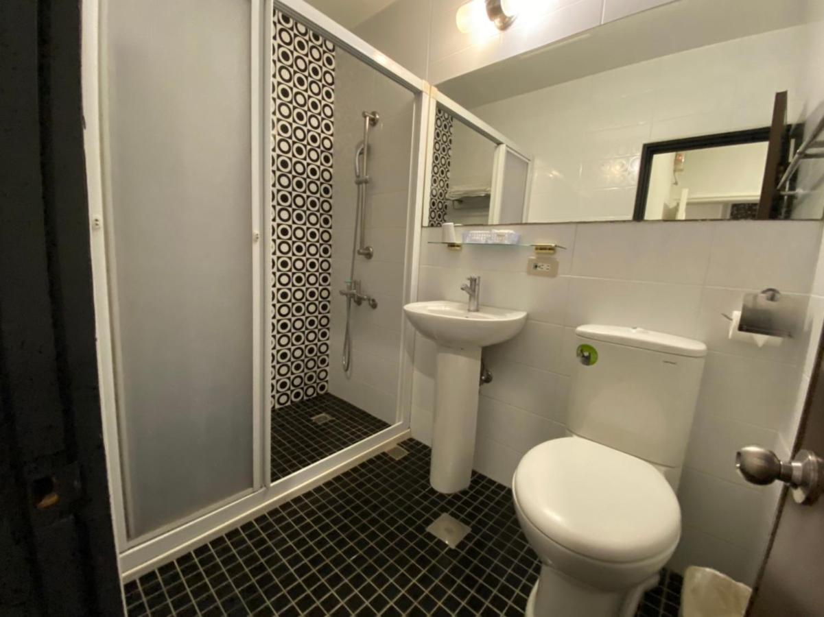 Queens Hotel Тайпей Екстериор снимка