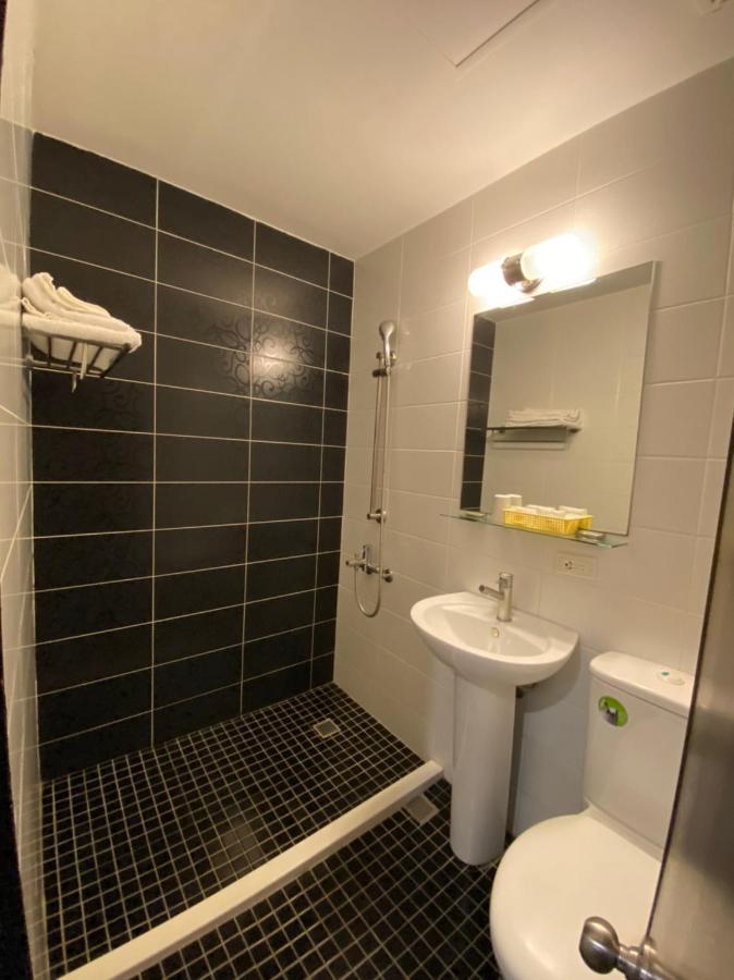 Queens Hotel Тайпей Екстериор снимка